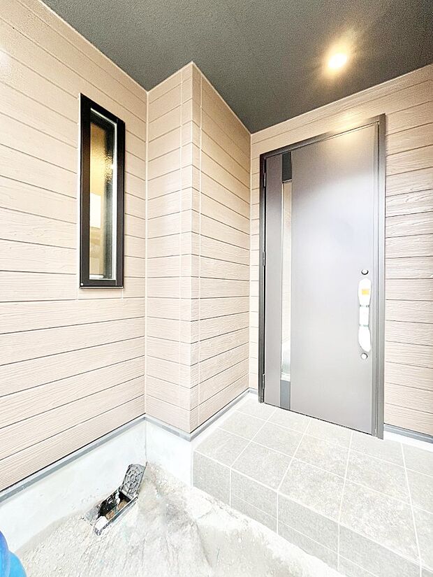 玄関前は雨が降っても濡れにくい屋根付き