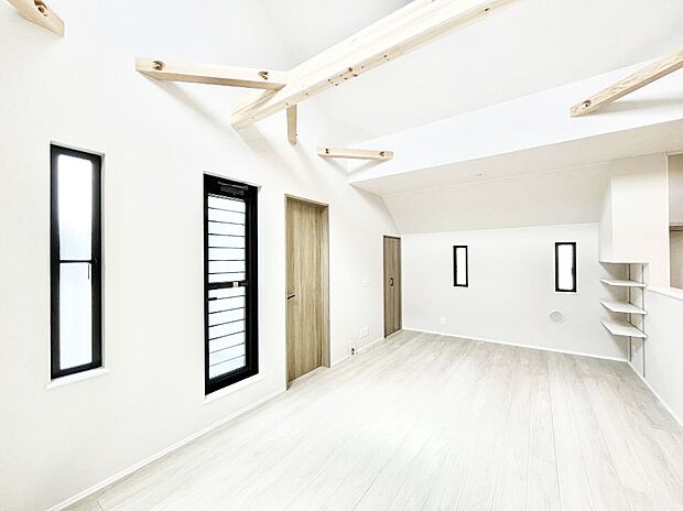 大きな窓からたっぷりの陽光と風を感じられるリビング