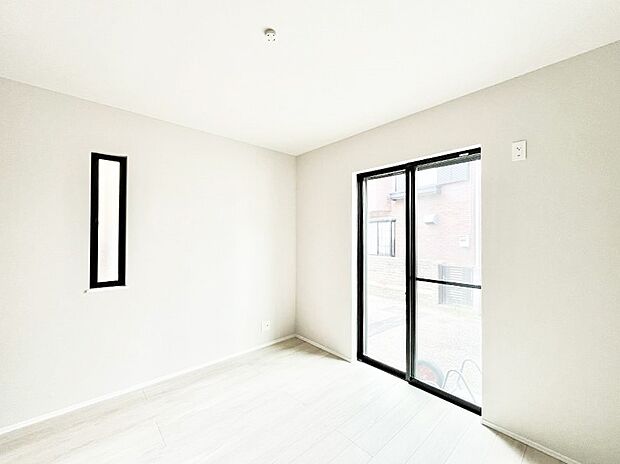 窓からのやさしい光が心地よいプライベートルーム