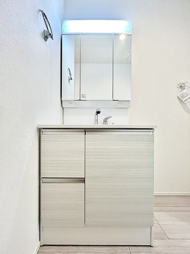 大きく見やすい三面鏡で清潔感ある洗面台は、身だしなみチェックや肌のお手入れにおすすめです。