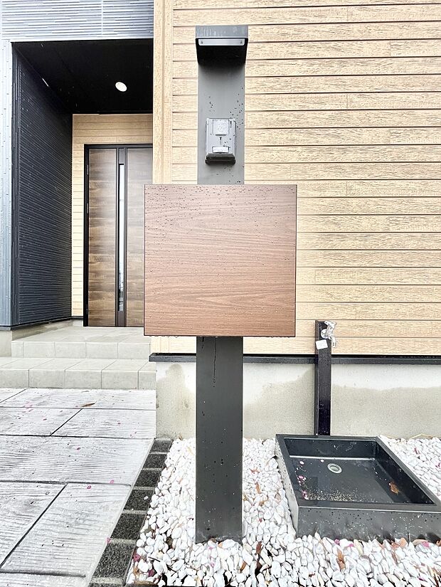 シンプルデザインのポスト。