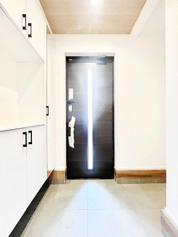 ご家族やお客様を気持ちよくお出迎え!広々空間が心地よいSIC付き玄関。