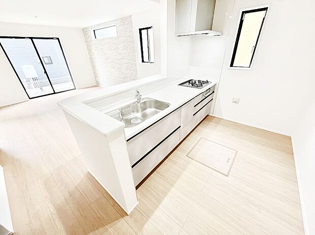 ご家族の会話弾む対面キッチン。お料理中のパパママもご家族と過ごす時間が増えそう！