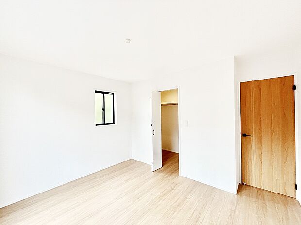 大容量の収納力が嬉しいWIC付きのお部屋でゆったりリラックスタイムが過ごせます！