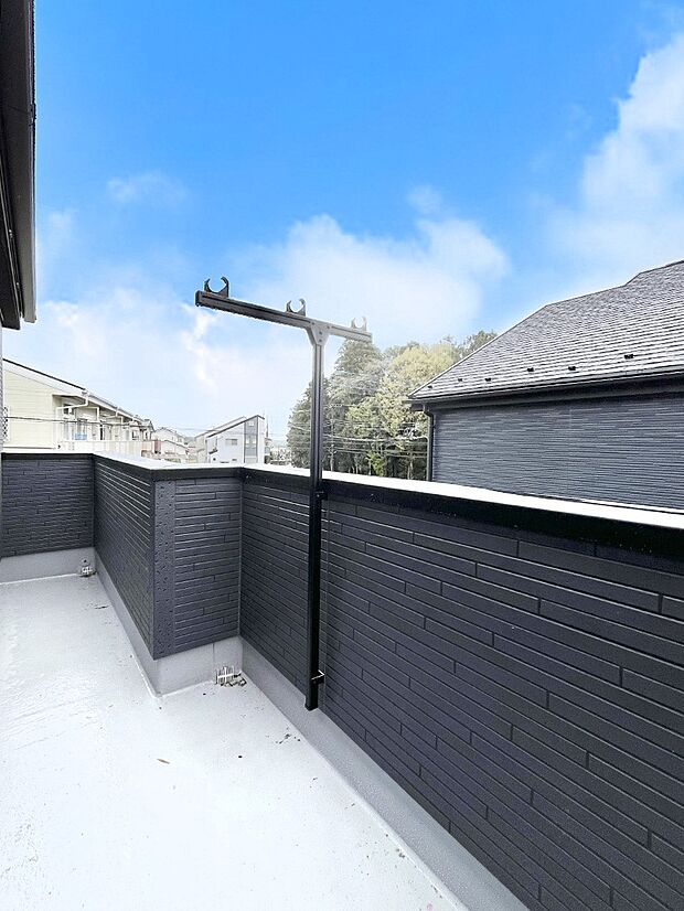 暖かな陽光が降り注ぐバルコニーはお洗濯におすすめ。爽やかな風も心地よいです。 