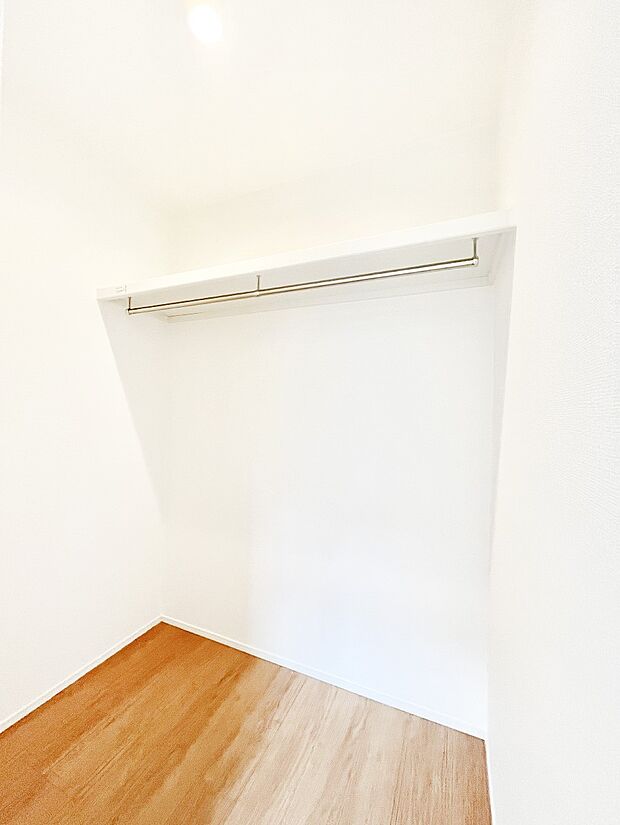 衣類をハンガーに掛けたまま収納できるWIC。衣類の整理整頓がしやすくて便利です！