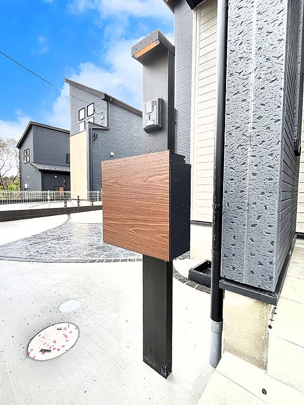 表札・インターホン・ポストをひとつに集約。エントランスになじむシンプルデザイン。