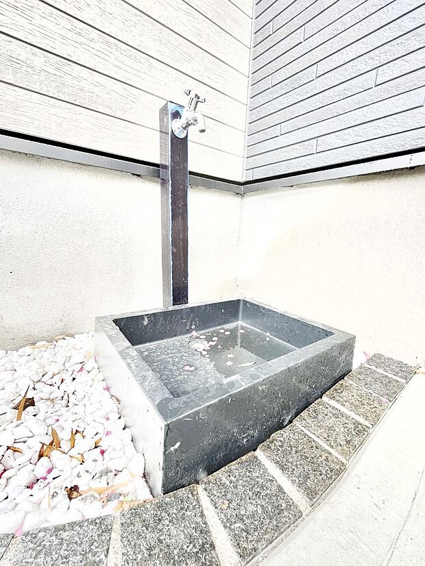 外掃除や洗車、お子さまの水遊びなどに便利な外水栓。