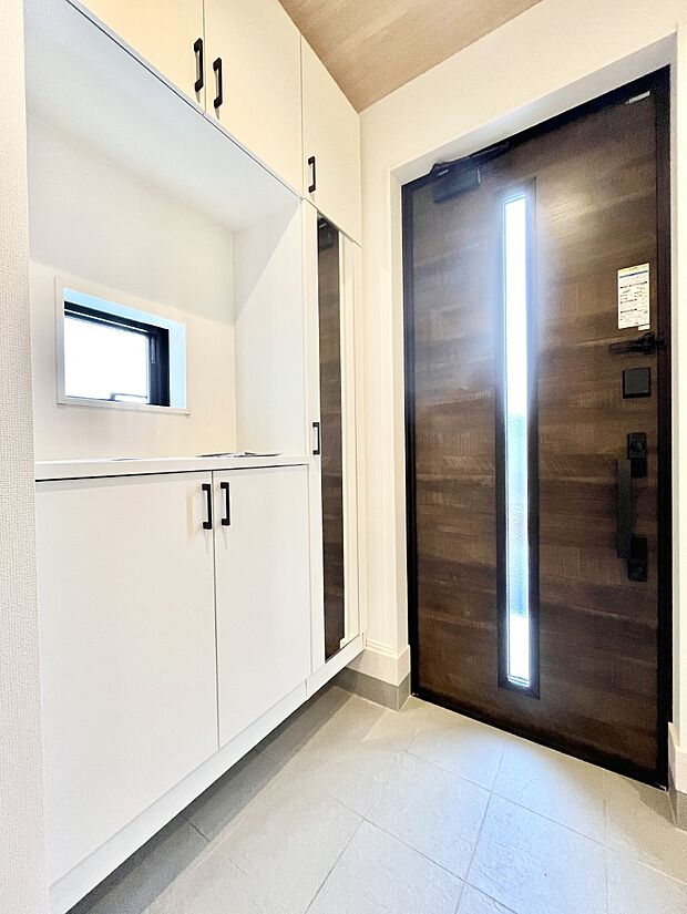 ガラススリットの入った玄関ドアが室内に光を届けてくれます