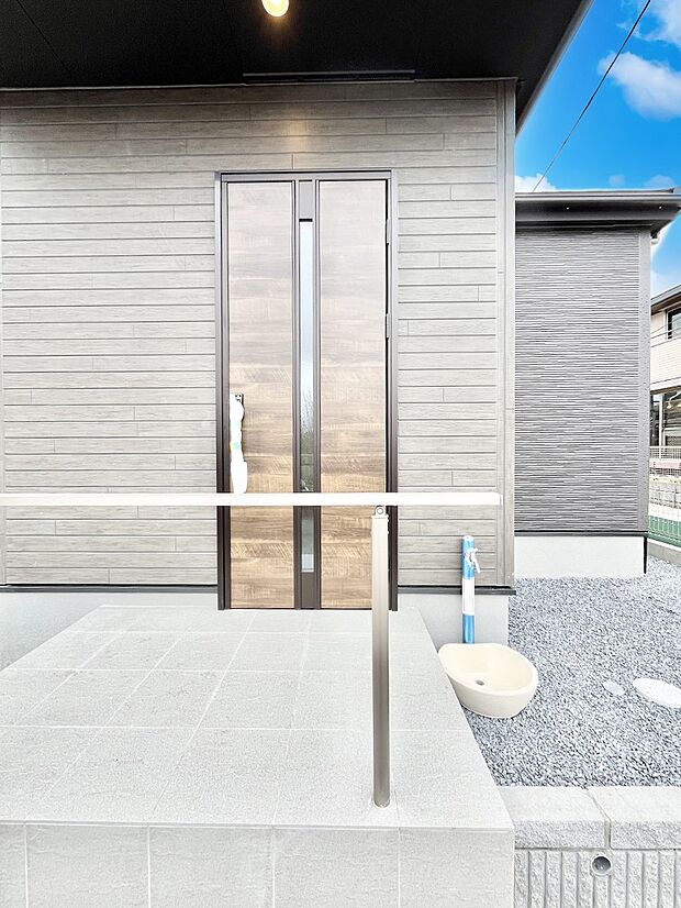 玄関前は雨が降っても濡れにくい屋根付き