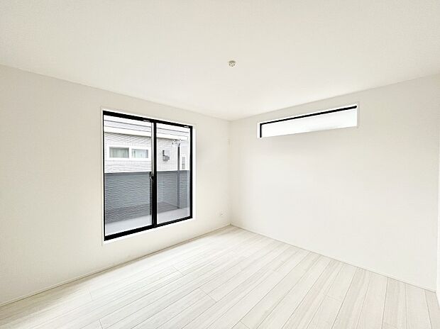 バルコニーが明るさと開放感を演出!朝スッキリと目覚められそうですね。