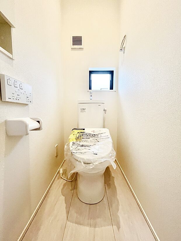 明るく清潔感のあるトイレです。