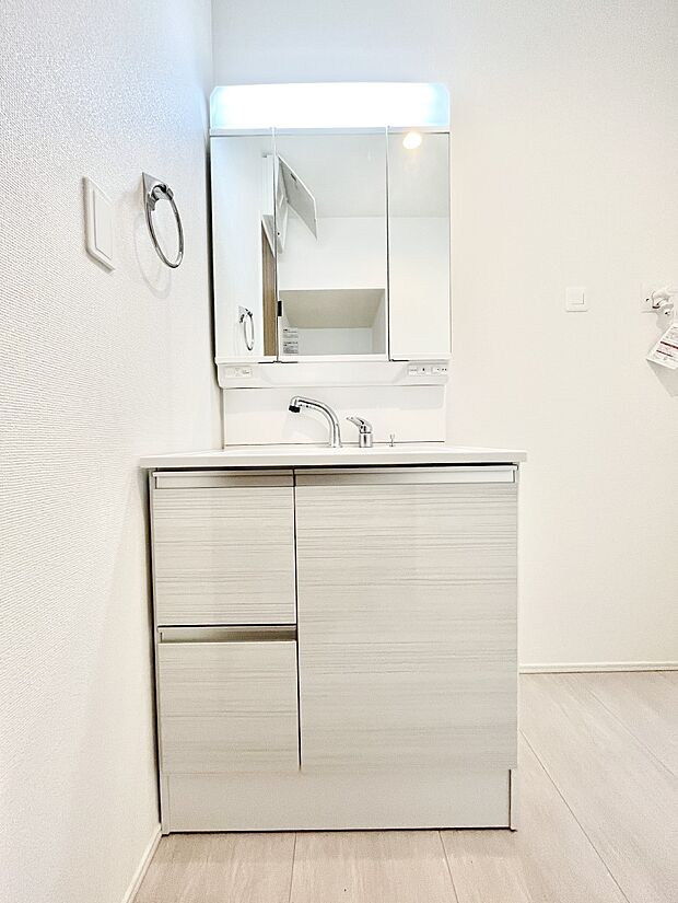 収納力と機能性に優れた洗面化粧台