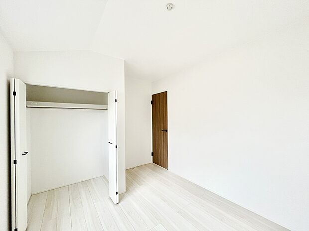 やさしい光がさしこむ居室はしっかり収納付き