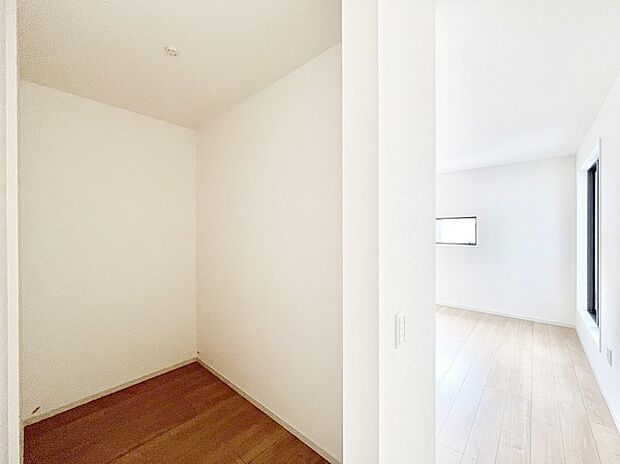 ウォークインクローゼットがあるお部屋!季節ごとの入れ替えも不要で便利です。