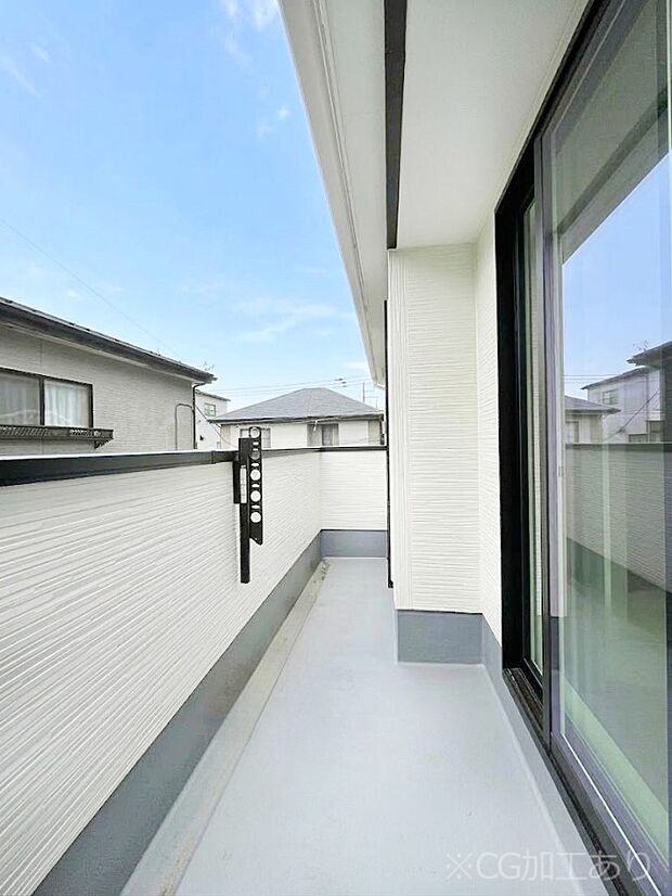 暖かな陽光が降り注ぐバルコニーはお洗濯におすすめ。爽やかな風も心地よいです。 