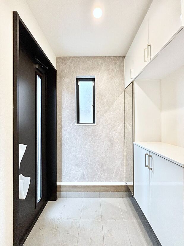 飾り棚を利用して、お越しいただくお客様をおもてなしできます。