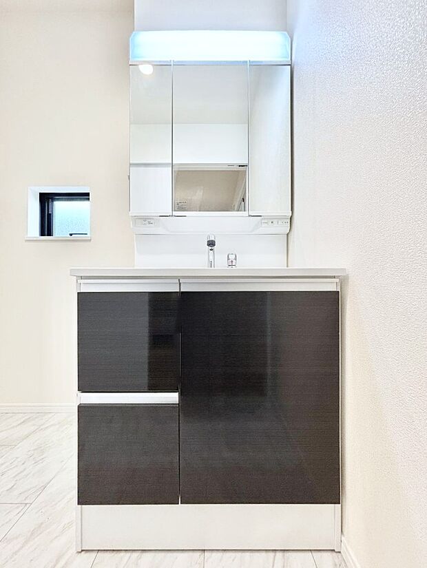 大きく見やすい三面鏡で清潔感ある洗面台は、身だしなみチェックや肌のお手入れにおすすめです。