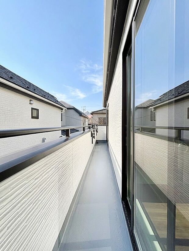 暖かな陽光が降り注ぐバルコニーはお洗濯におすすめ。爽やかな風も心地よいです。