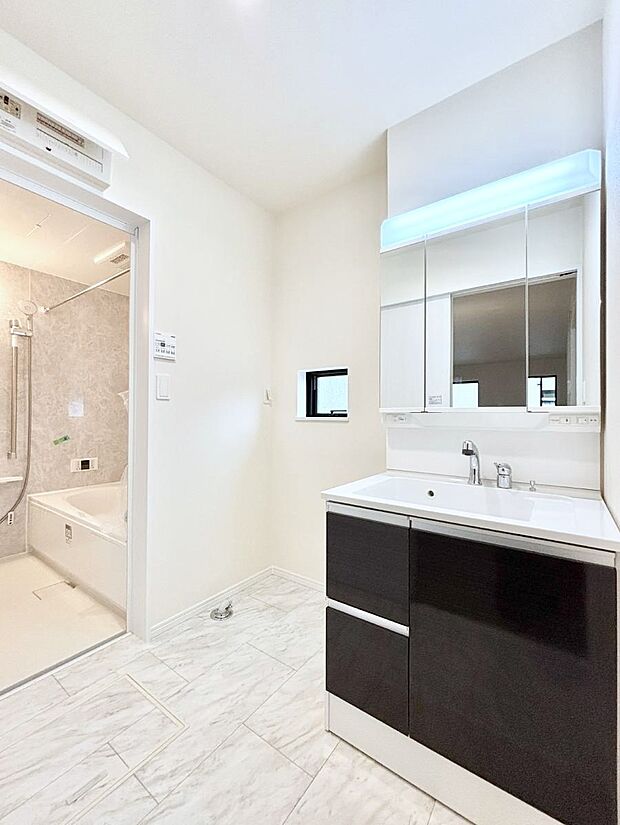 小窓がついているので湿気の多い場所でも換気が十分行えます。毎日の身支度を気持ち良く!