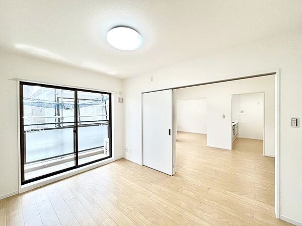 バルコニーが開放感をプラスしてくれる洋室