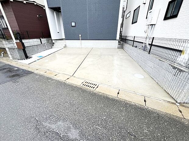 車の出し入れスムーズ!並列駐車2台分のカースペース付きです。