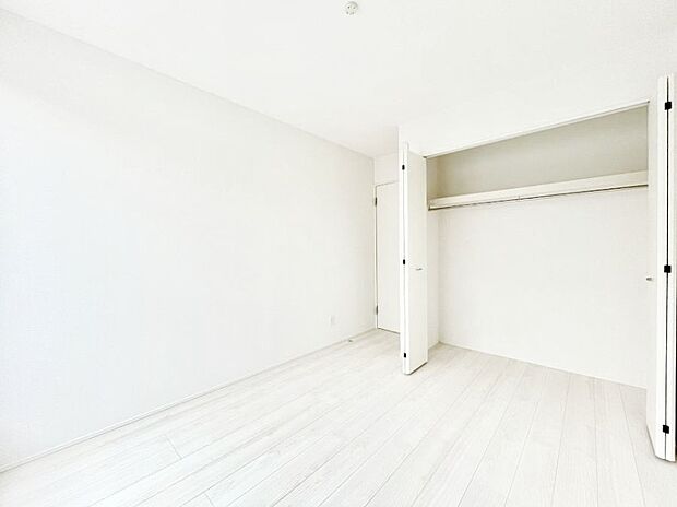 クローゼット付きのお部屋でスッキリとした空間でゆったり寛げます。