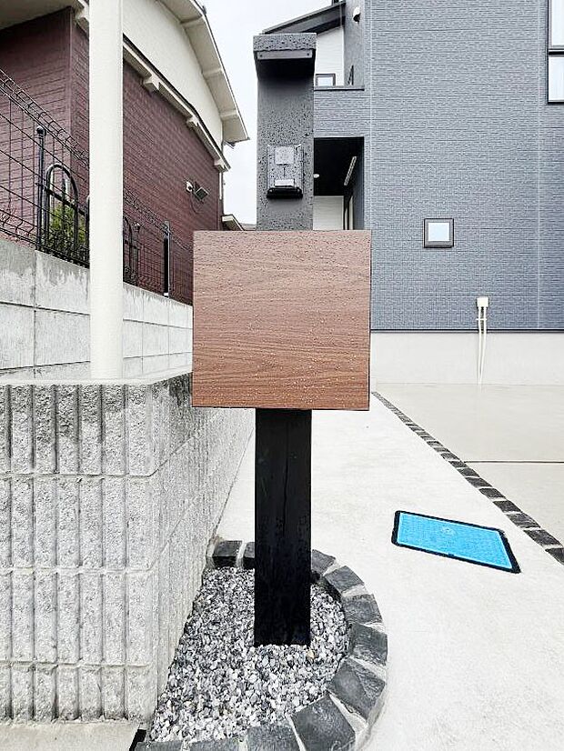 表札・インターホン・ポストをひとつに集約。エントランスになじむシンプルデザイン。