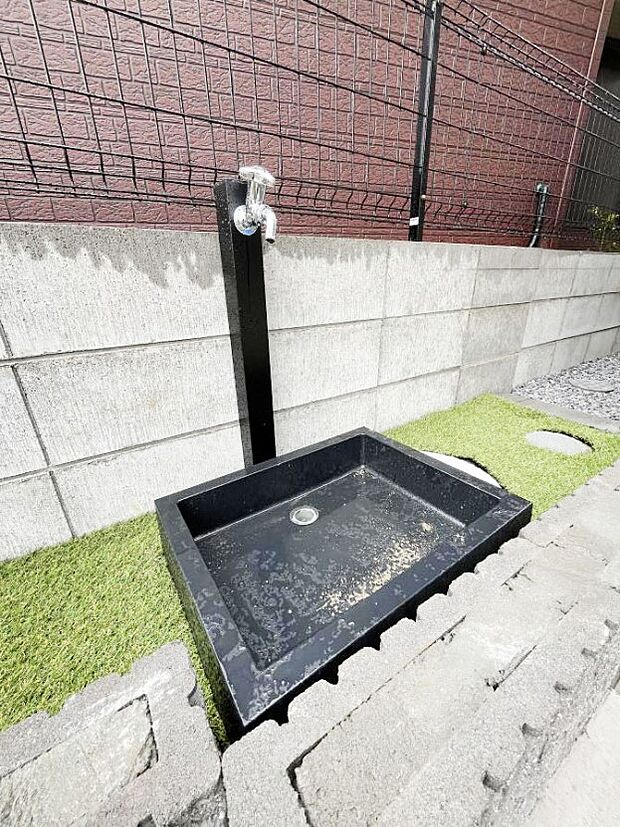 外掃除や洗車、お子さまの水遊びなどに便利な外水栓。