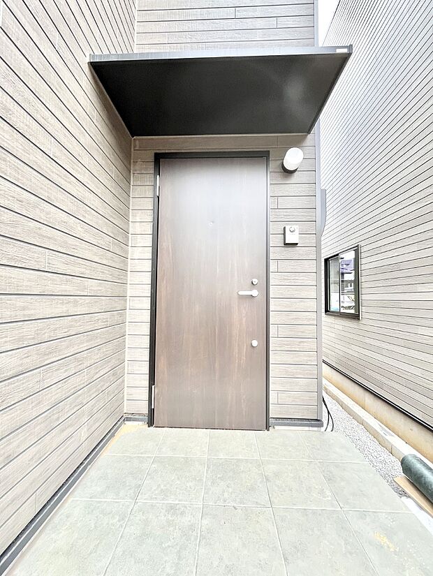 大切な家族、来客を出迎える玄関。