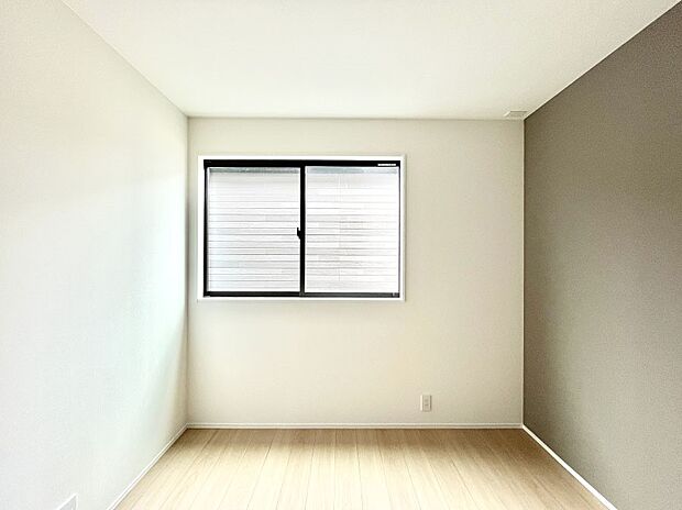 窓からのやさしい光が心地よいプライベートルーム