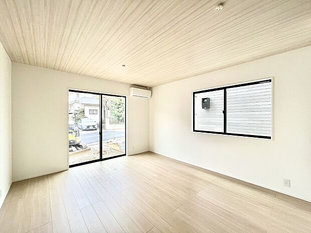 明るい陽光が注ぎ、寛ぎの雰囲気に満たされるダイニング。