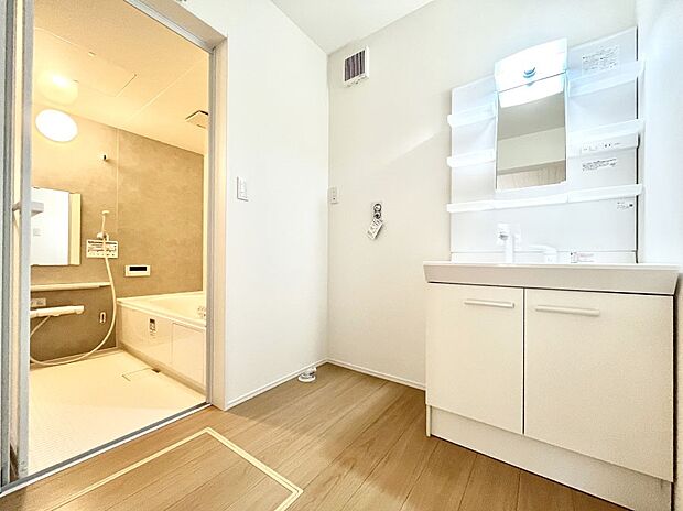 清潔感のある快適空間です。毎日の身支度も気持ち良くお使い頂けます。