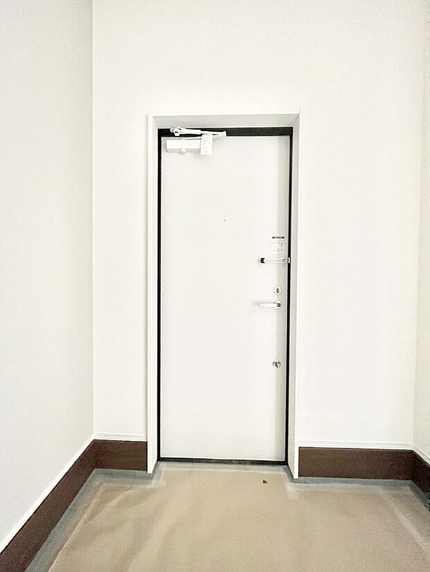 明るい玄関はお客様をお出迎えするのにぴったりです！ 