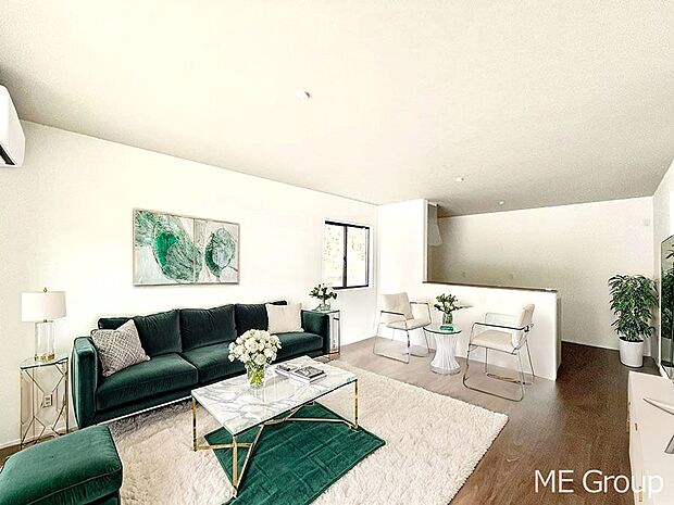 ご家族の賑やかな話し声で包まれる明るいリビング  ※家具はCGです