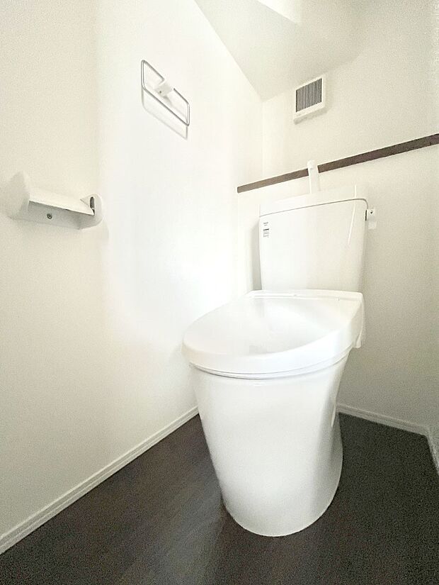 明るく清潔感のあるトイレです。