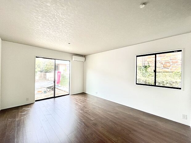 明るい陽光が注ぎ、寛ぎの雰囲気に満たされるダイニング。   