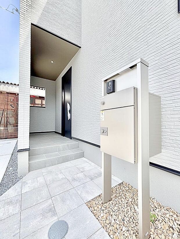 表札・インターホン・ポスト・宅配BOXをひとつに集約。エントランスになじむシンプルデザイン。