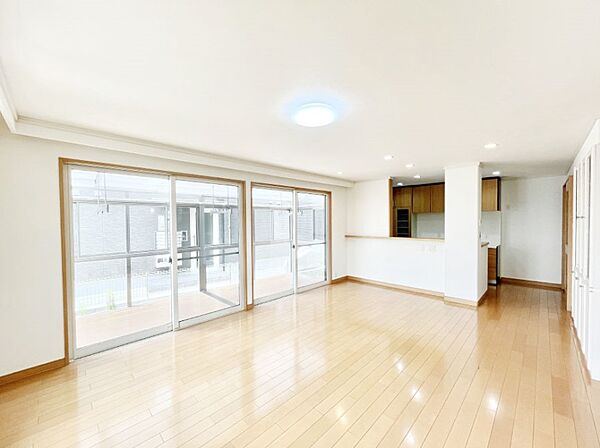 家族の笑顔が自然と生まれてくる、そんな雰囲気のダイニングに仕上がっています。