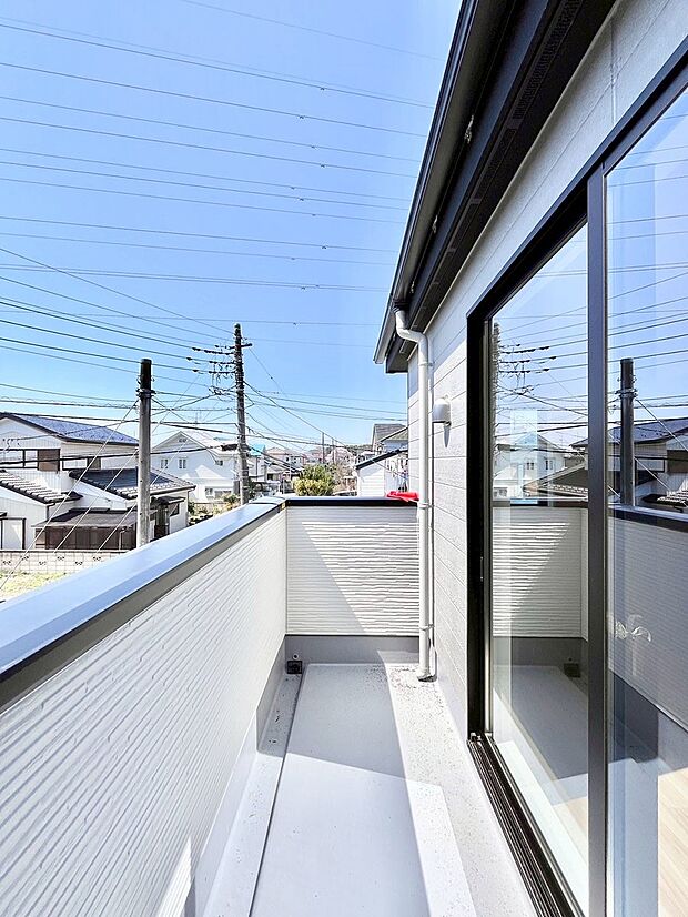 暖かな陽光が降り注ぐバルコニーはお洗濯におすすめ。爽やかな風も心地よいです。