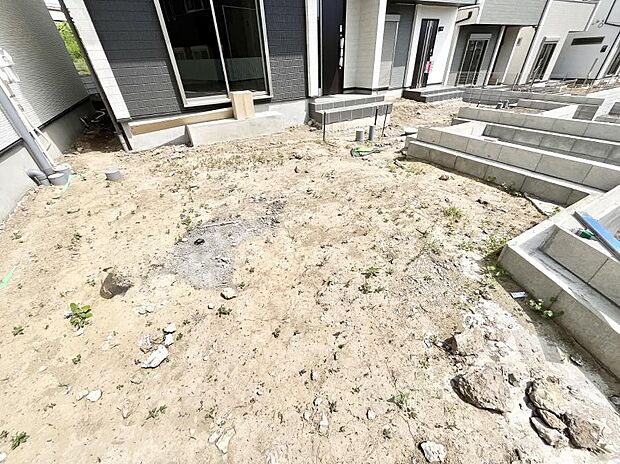 ガーデニングや家庭菜園も楽しめるお庭付き。