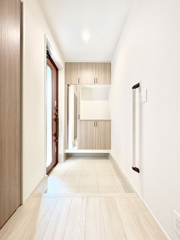 明るい玄関はお客様をお出迎えするのにぴったりです!