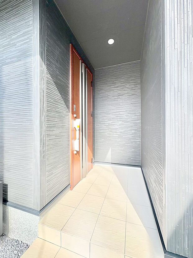 大切な家族、来客を出迎える玄関。