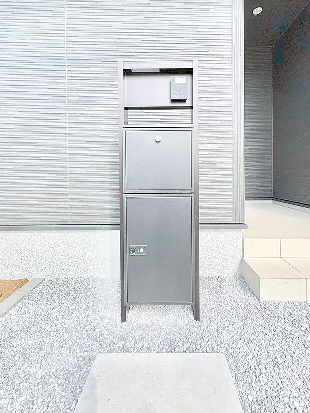 シンプルデザインのポスト。