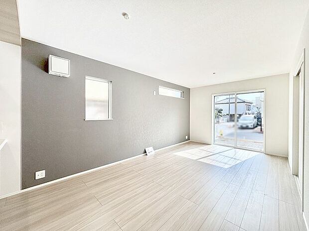 明るい陽光が注ぎ、寛ぎの雰囲気に満たされるダイニング。   