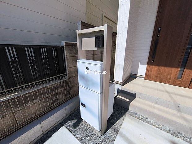 シンプルデザインのポスト。