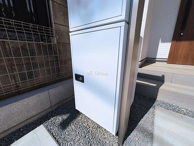 荷物の受け取りが多い方も安心！不在時にも荷物が受け取れる宅配BOX付きです。