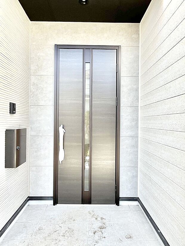 大切な家族、来客を出迎える玄関。