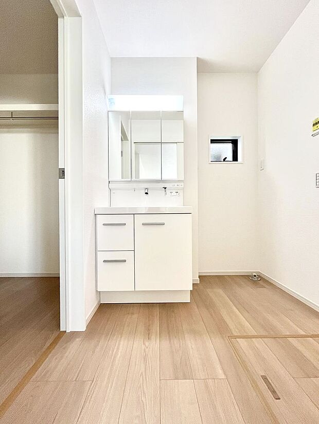 大きく見やすい三面鏡で清潔感ある洗面台は、身だしなみチェックや肌のお手入れにおすすめです。 