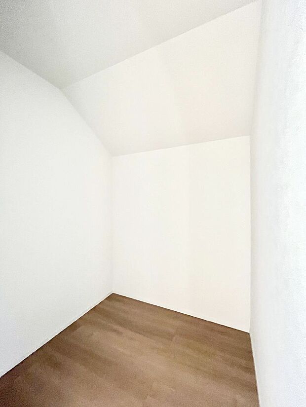 ウォークインクローゼット付きで生活空間を広く利用できます。